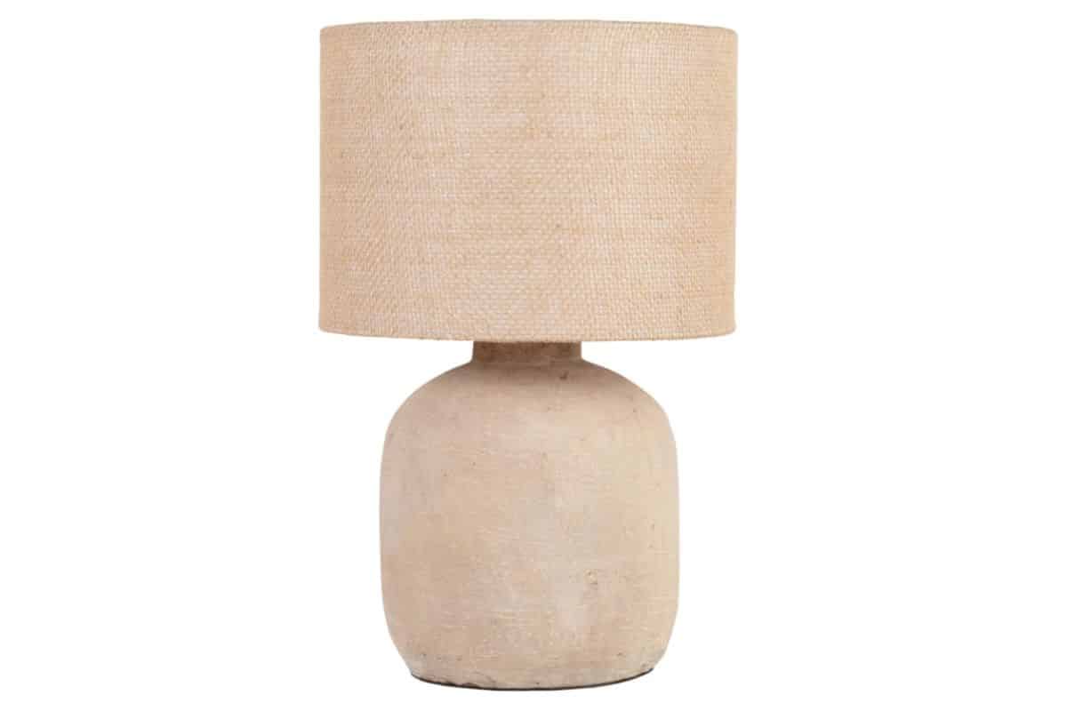 Lampe en céramique beige et abat-jour en jute