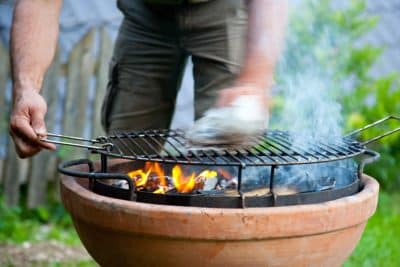 Le secret pour un barbecue propre en quelques minutes à peine grâce à un légume du quotidien ! 