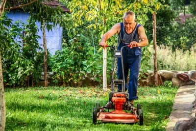 Sécheresse : Tondre sa pelouse, bonne ou mauvaise idée ?