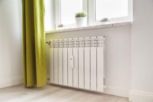 À épingler : Radiateurs visibles ? Astuces pour les dissimuler comme des pro pour un intérieur chic !