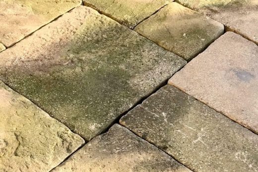 À épingler : Vert-de-gris sur vos dalles ? Des remèdes maison pour un extérieur impeccable !