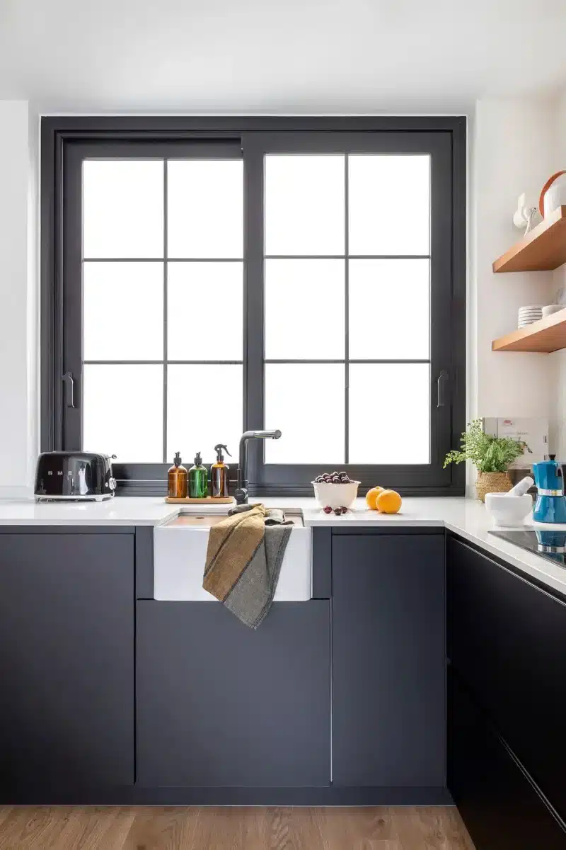 La cuisine design et noire d'un appartement de 60m2