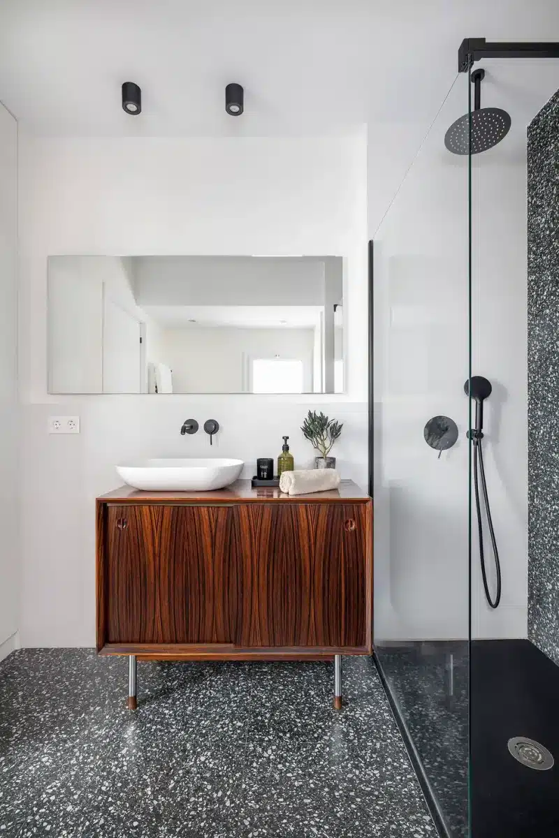 La salle de bain d'un petit appartement design