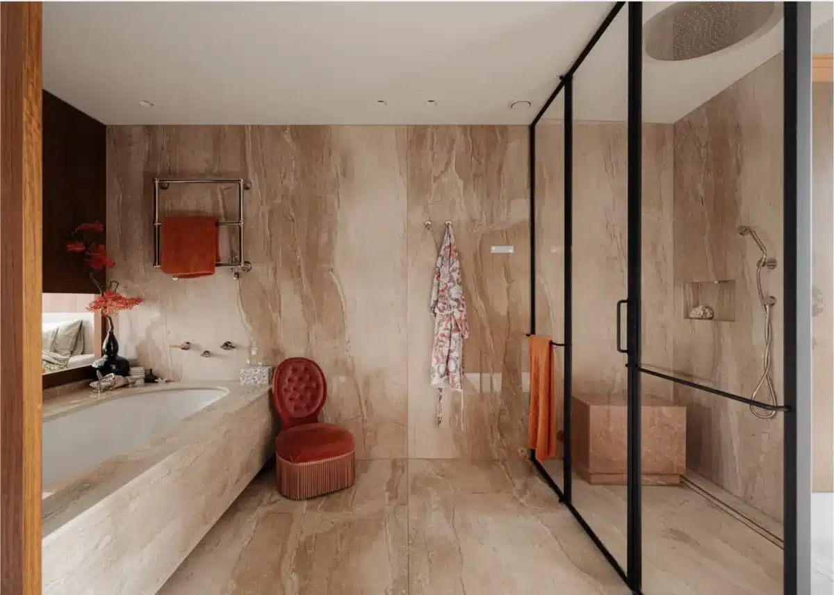 La salle de bain en marbre très design de la maison à Amsterda