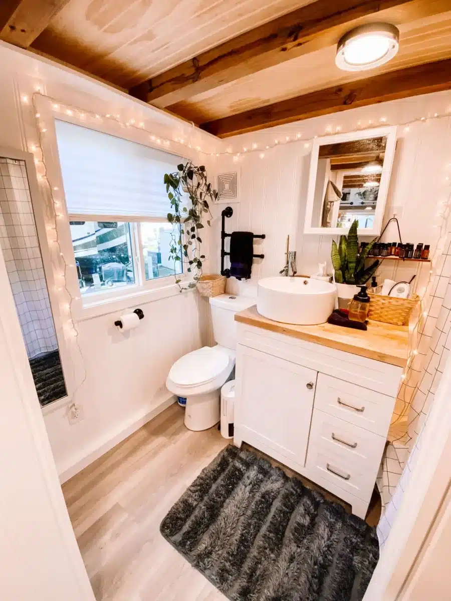 Le coin salle de bain de la maison tiny house