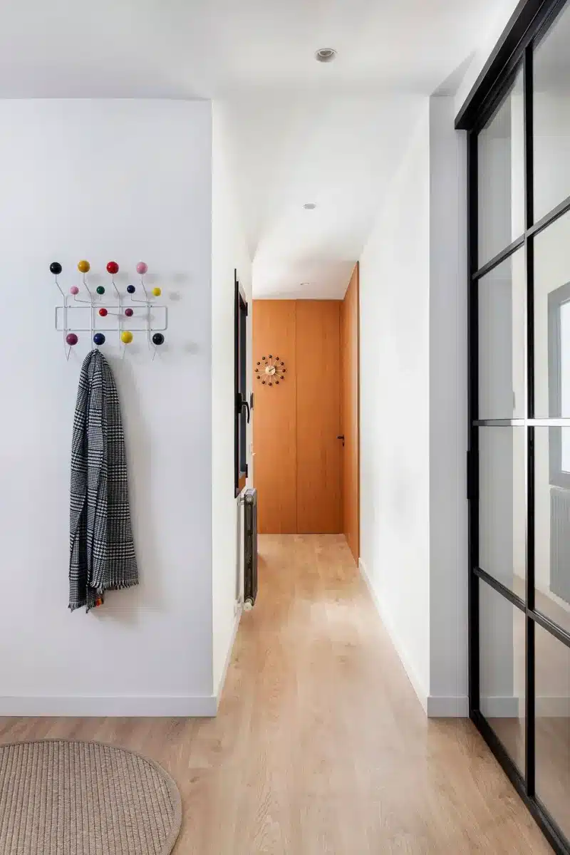 Le couloir d'un petit appartement 60 m2