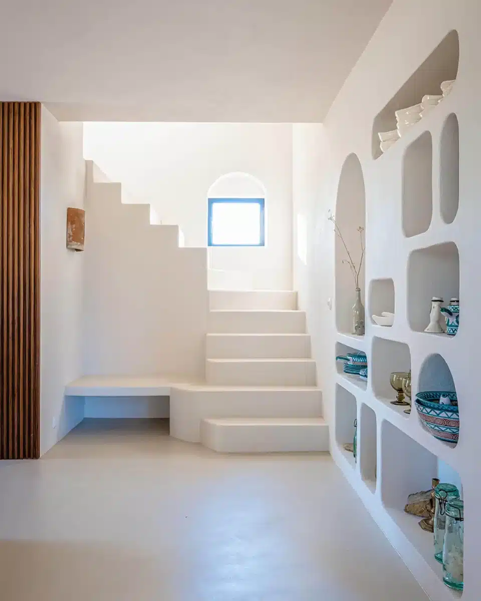Un escalier blanc et sur mesure en beton