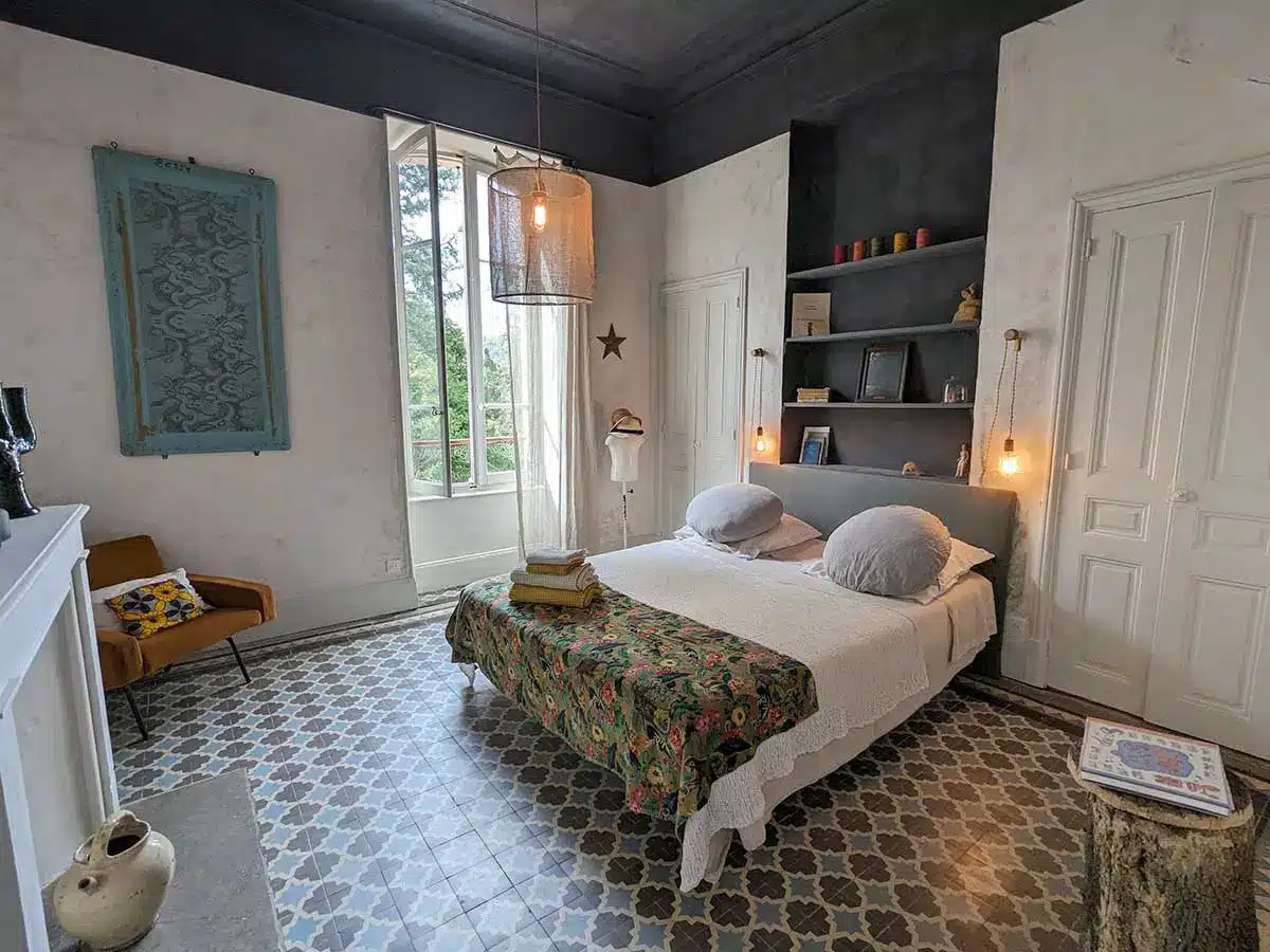Une chambre avec carreaux de ciment dans la maison de famille provencale