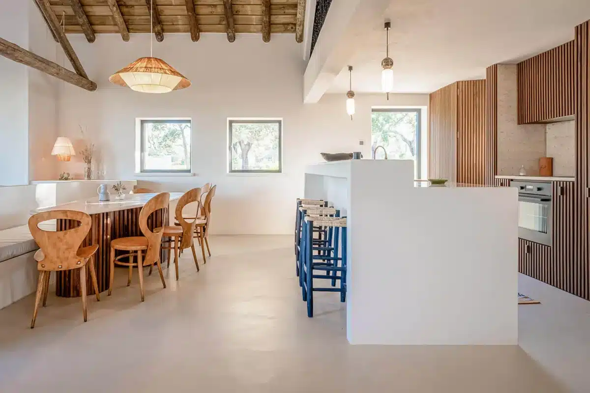 Une cuisine en bois dans une maison portugaise au sud du portugal