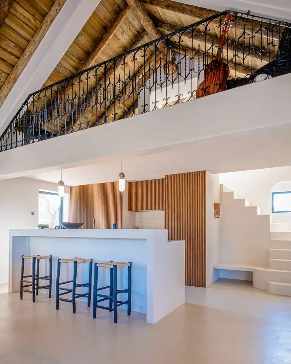 Une cuisine moderne et sur mesure en bois dans une grande maison portugaise