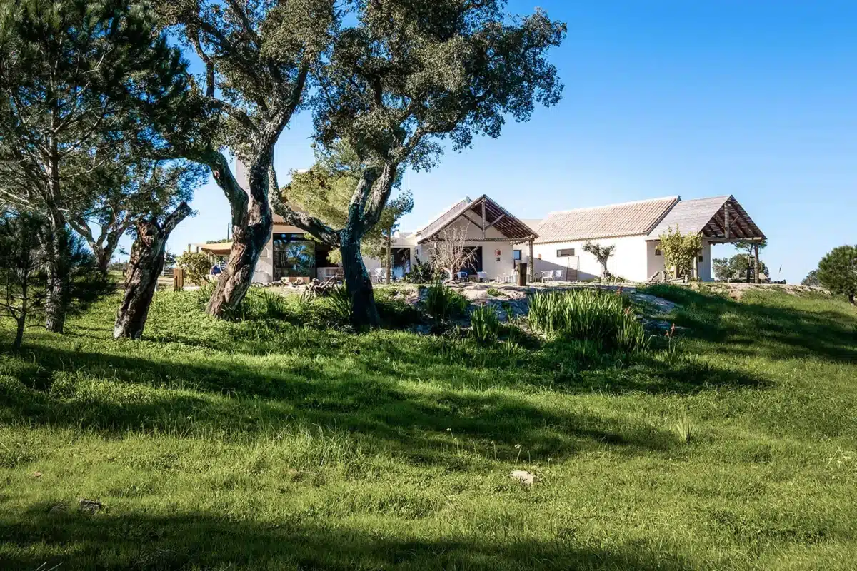 Une maison de campagne dans l'alentejo avec un grand terrain