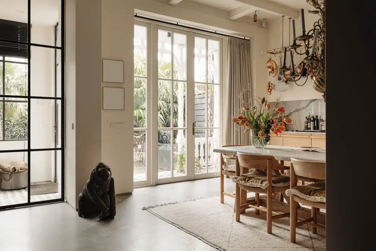 Une salle à manger avec grande baie vitree dans une maison a amsterdam