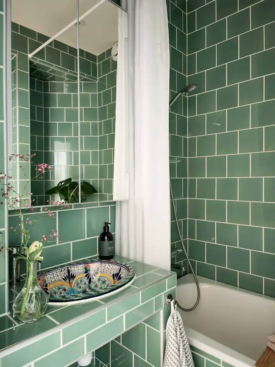 Une salle de bain carrele verte et originale