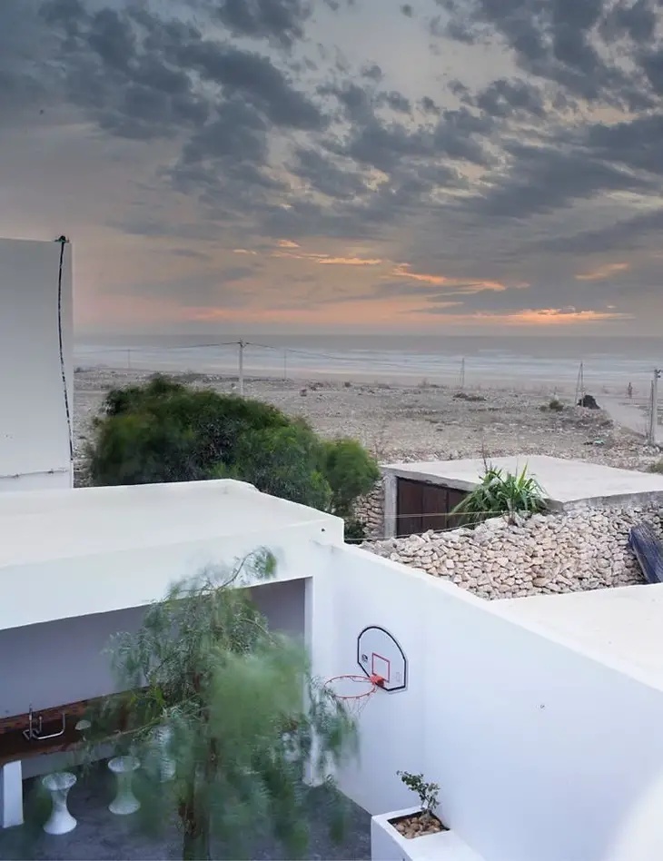 Vue sur la plage d'une maison marocaine