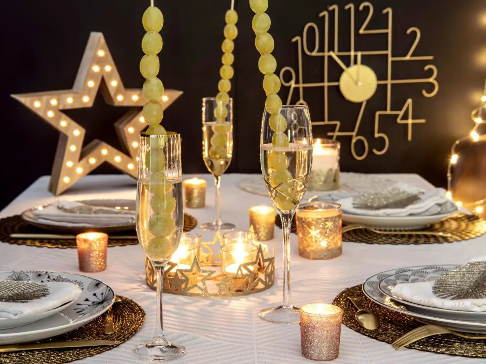 decoration-de-table-festive-et-dore-pour-noel-chez-maisons-du-monde