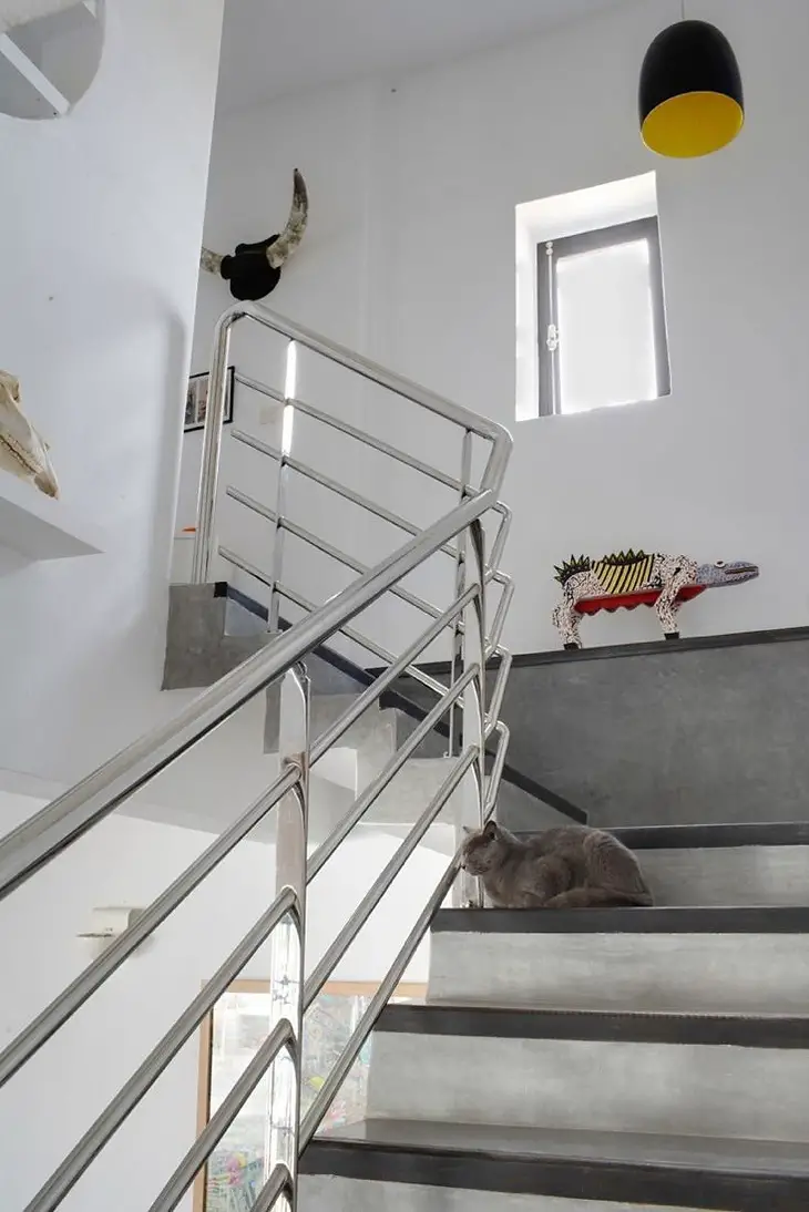 escalier d'une maison marocaine moderne avec vue sur la plage