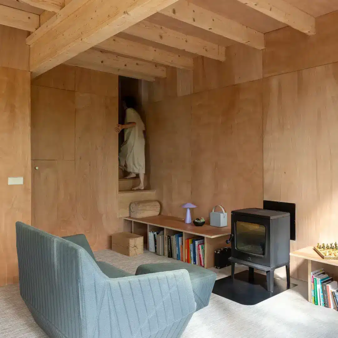 escalier séjour de la maison mystérieuse dans le périgord