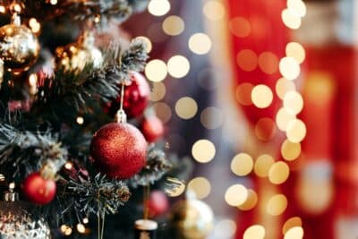 Idées créatives pour personnaliser votre sapin de Noël artificiel