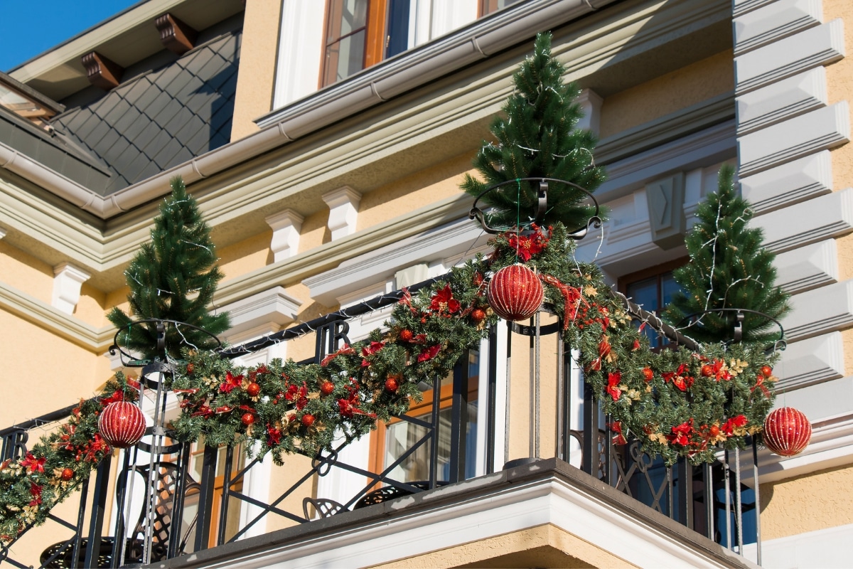 Noël arrive ! Décorez votre balcon pour les fêtes avec ces idées déco qui épateront vos voisins !