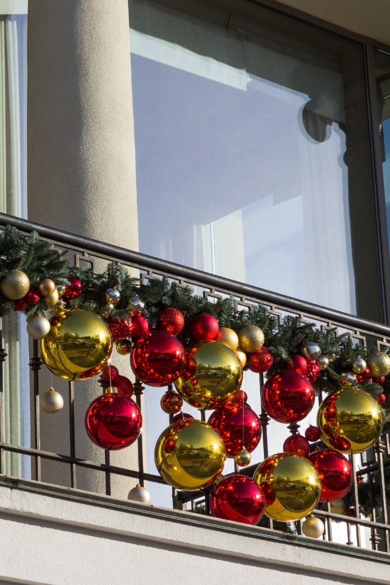 Rambarde de balcon décorée pour Noël
