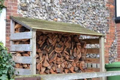 Rangement du bois de chauffage ? Évitez à tout prix ces erreurs de stockage qui peuvent vous coûter cher !