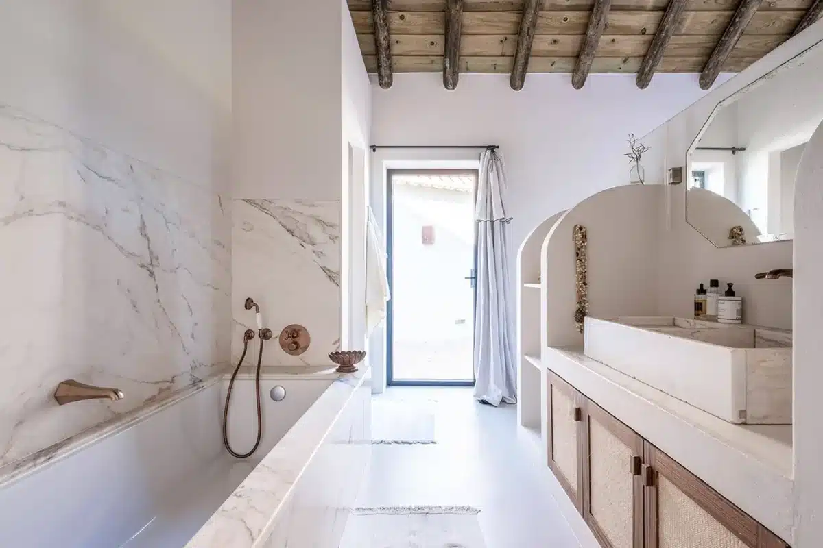 salle de bain en marbre avec baignoire dans une maison portugaise