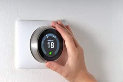 Thermostat connecté : l'investissement futé pour réduire vos factures énergétiques cet hiver !
