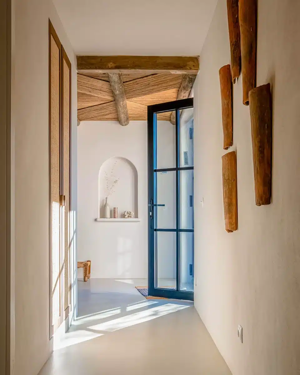 un couloir paisible et lumineux avec une deco minimaliste et nature