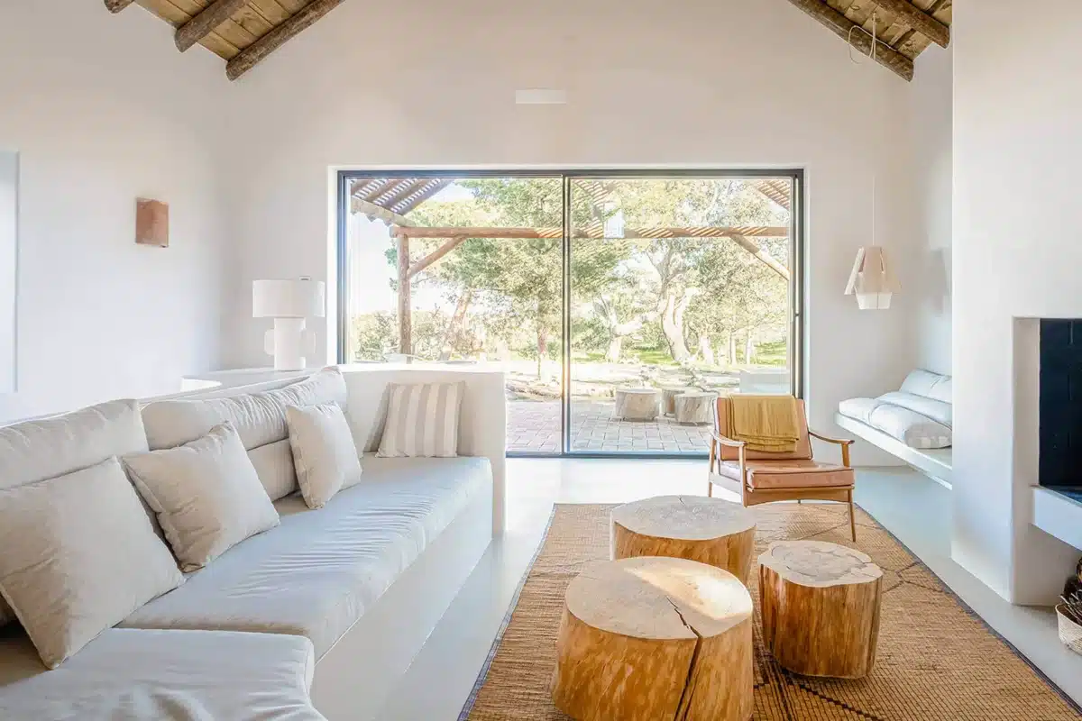 un salon cosy et boheme d'une maison portugaise