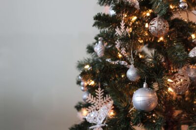 Sapins de Noël sans encombrement : 5 idées géniales à fabriquer soi-même pour un décor moderne 