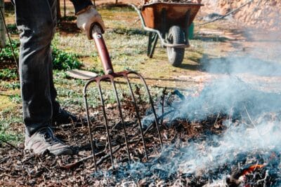 Brûler ses déchets verts dans son jardin : une pratique interdite par la loi qui peut vous coûter cher !