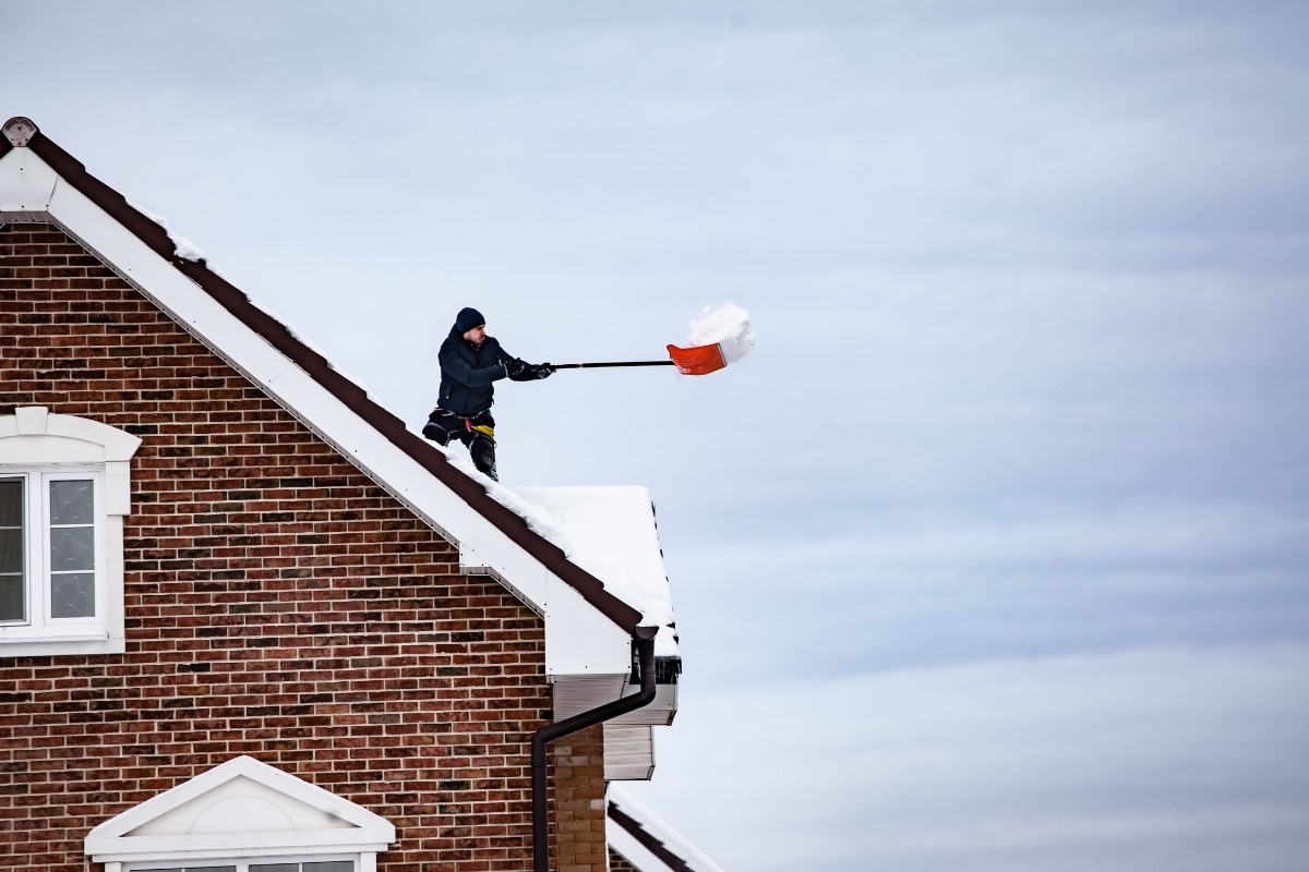 De la neige s'accumule sur votre toit ? Voici comment le déneiger sans risquer l'affaissement !