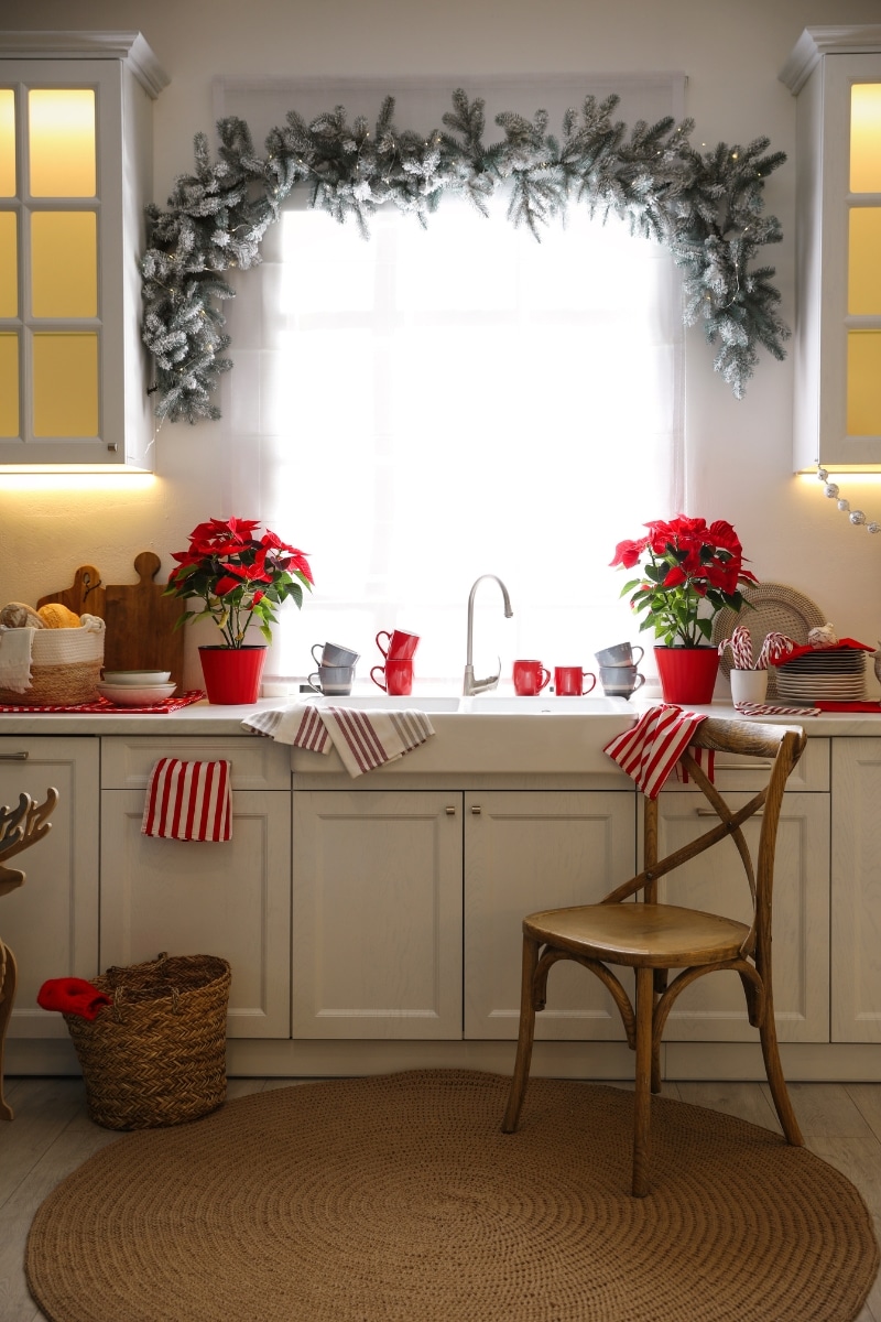 Fenêtre de la cuisine décorée pour Noël