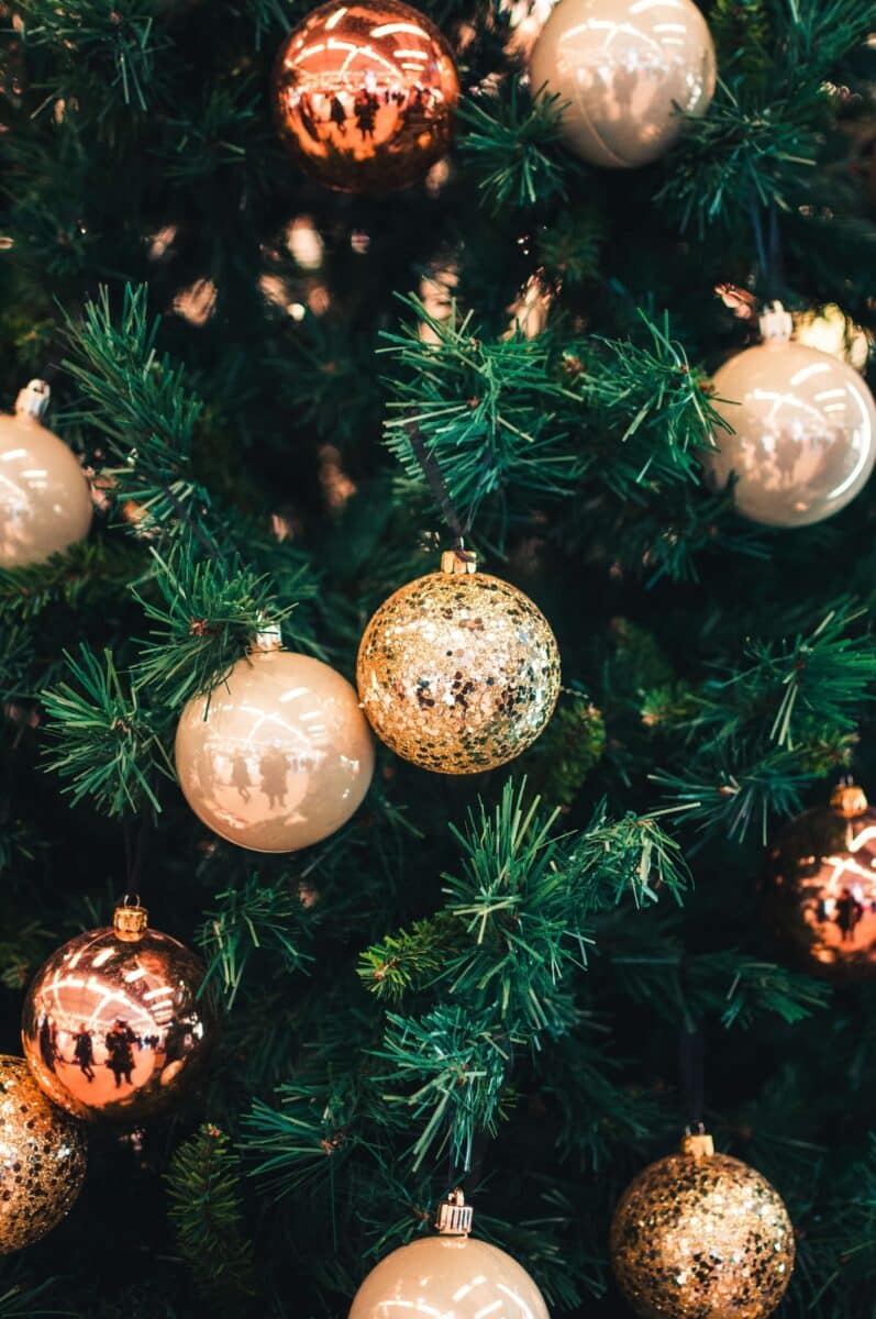 Sapin de noel avec boules dorées 