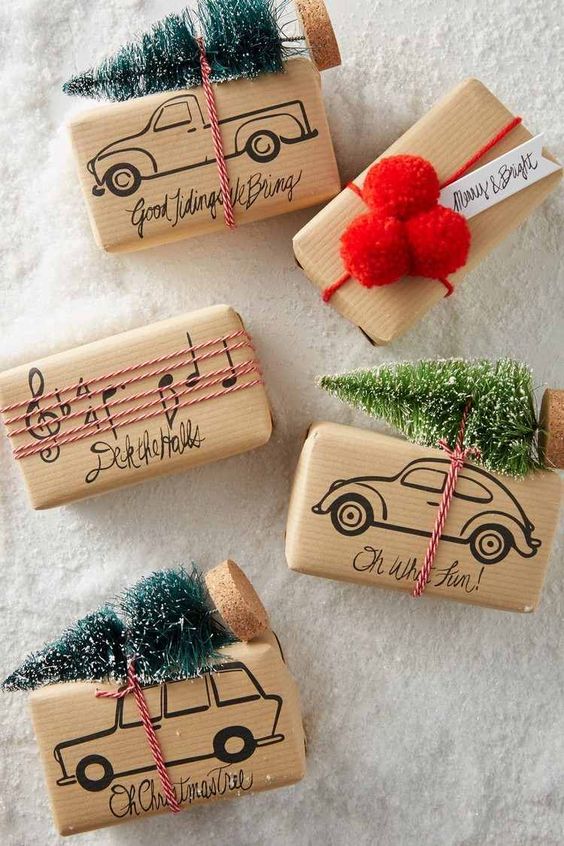 papier cadeau voiture avec sapin deco