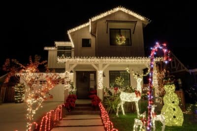 Transformer la façade de votre maison pour Noël Les secrets pour une déco éblouissante !