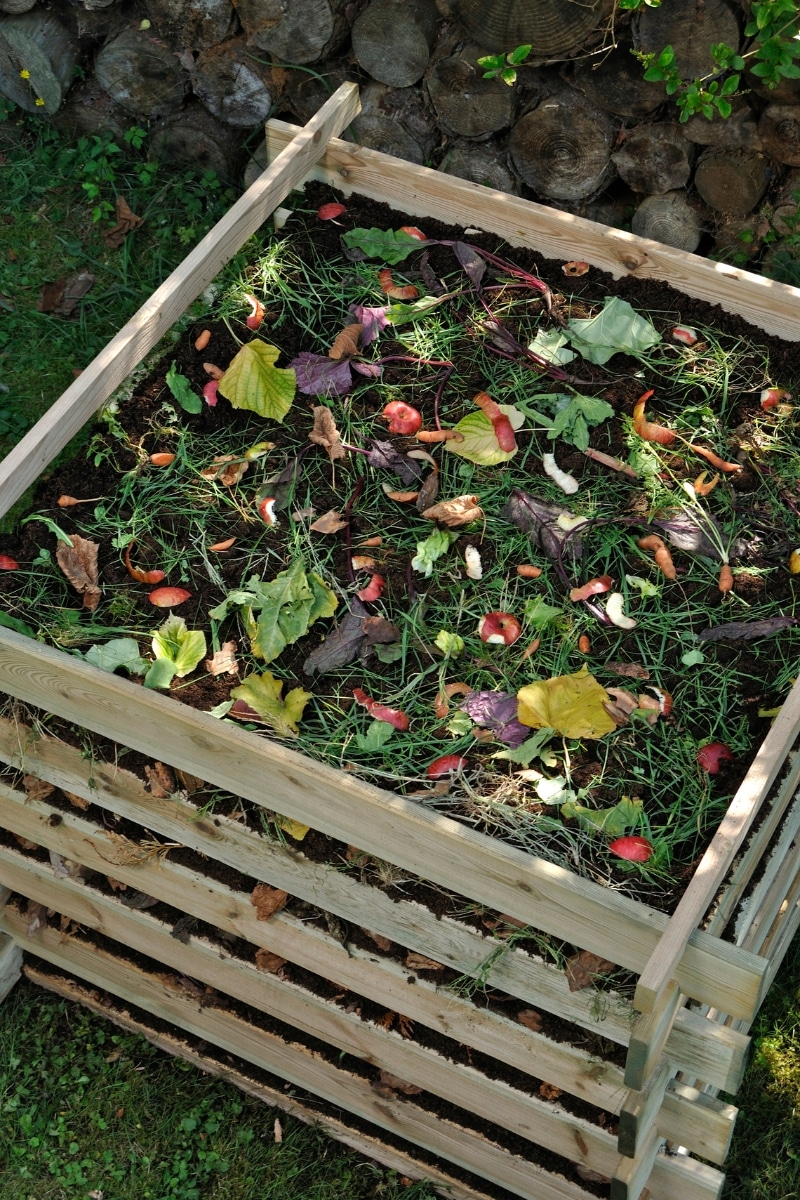 Bac à compost dans le jardin