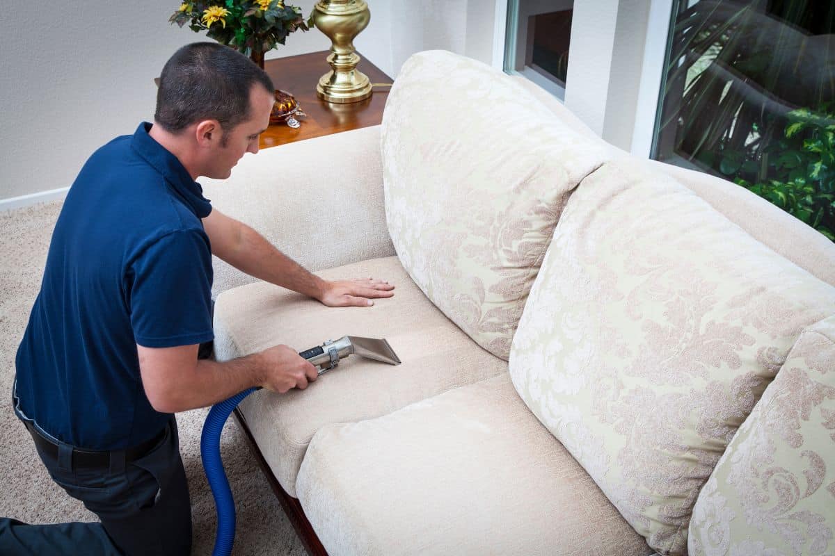 Comment nettoyer un canapé en tissu avec un nettoyeur vapeur ? - Ctendance