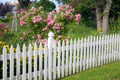 Construire une clôture autour de sa propriété ? Les lois essentielles à connaître avant de commencer !