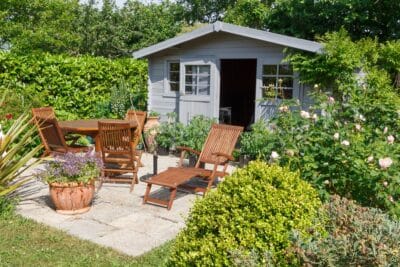 Isoler son abri de jardin en bois : techniques et matériaux à utiliser pour protéger vos outils !