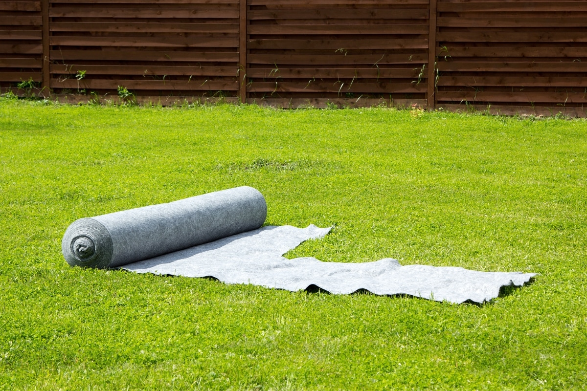 Le géotextile au jardin ? Les usages méconnus de ce matériau des travaux de bâtiment !