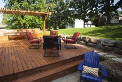 Terrasse en bois : secrets révélés pour un choix parfait et durable !