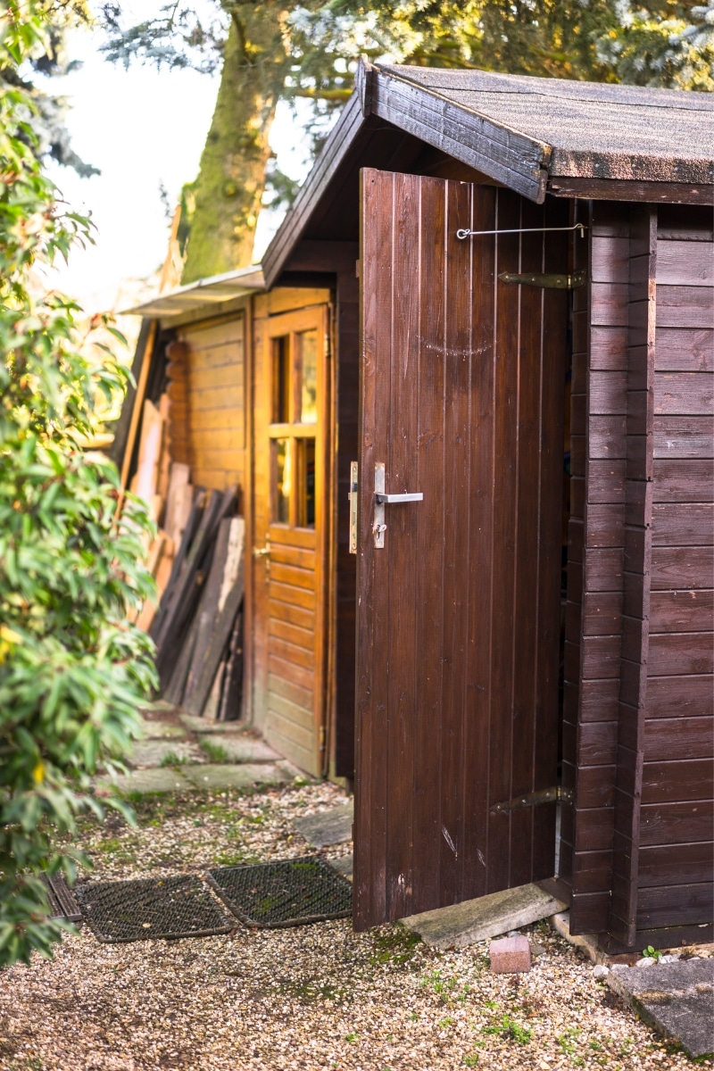 Un abri de jardin en bois