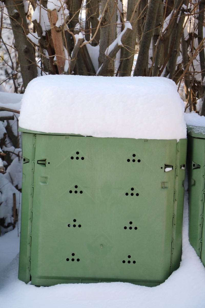 Un bac de compostage en hiver