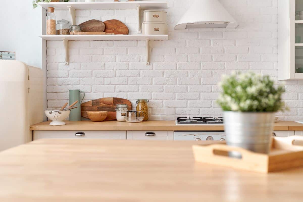 Cuisine blanche et bois avec un îlot central : un must-have pour votre maison !