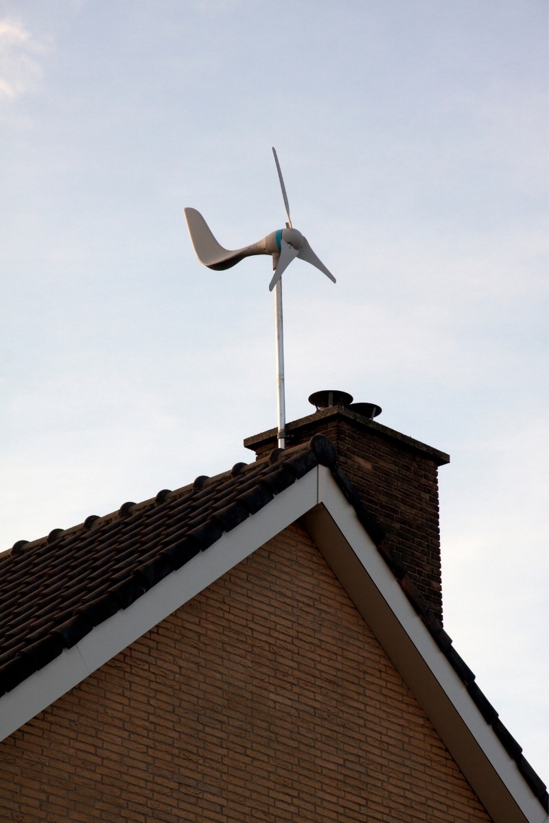Éolienne de toit domestique sur le toit d'une maison,