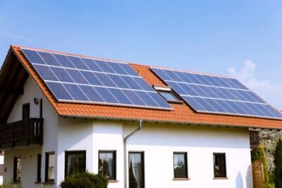 Panneaux solaires sur le toit d'une maison