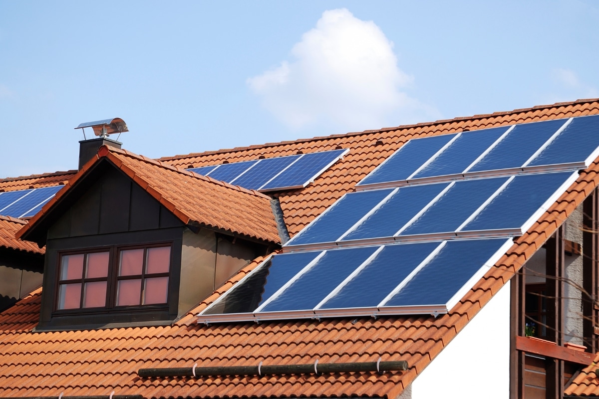 Panneaux solaires sur le toit d'une maison