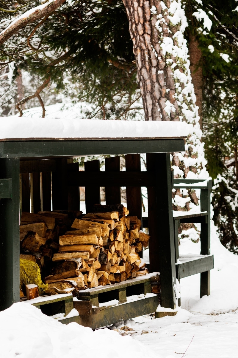 Stocker son bois de chauffage dans un abri