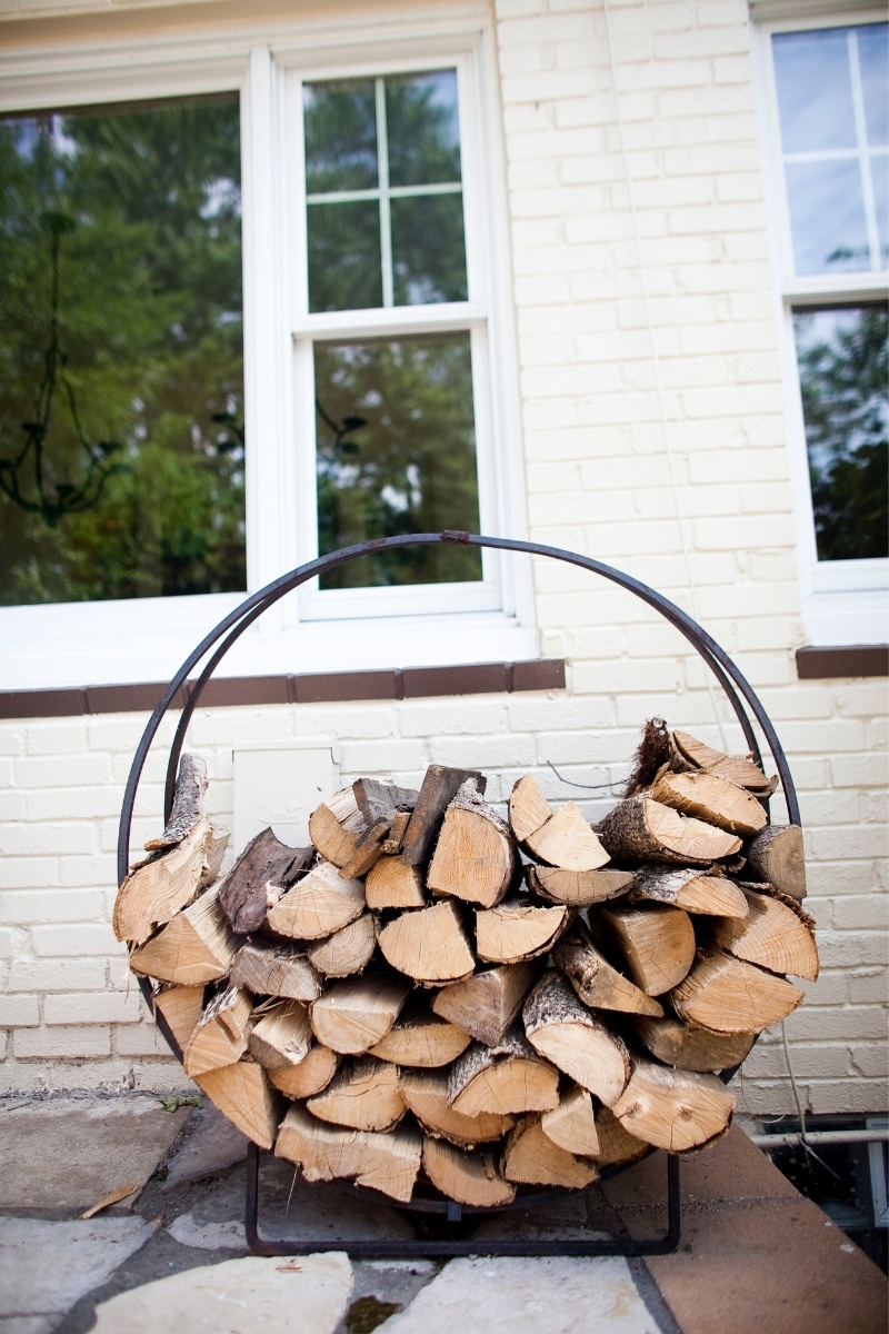 Stocker son bois de chauffage en extérieur sans abri